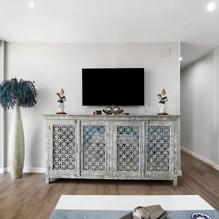 Homestay Cozy In Stylish Flat Just Steps From The