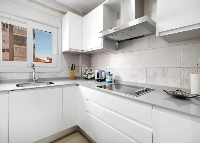 Cozy In Stylish Flat Just Steps From The * 加的斯