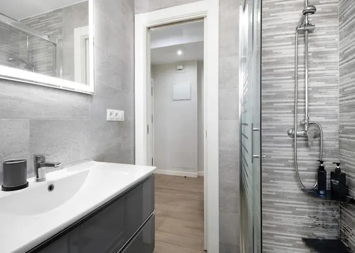 홈스테이 Cozy In Stylish Flat Just Steps From The *