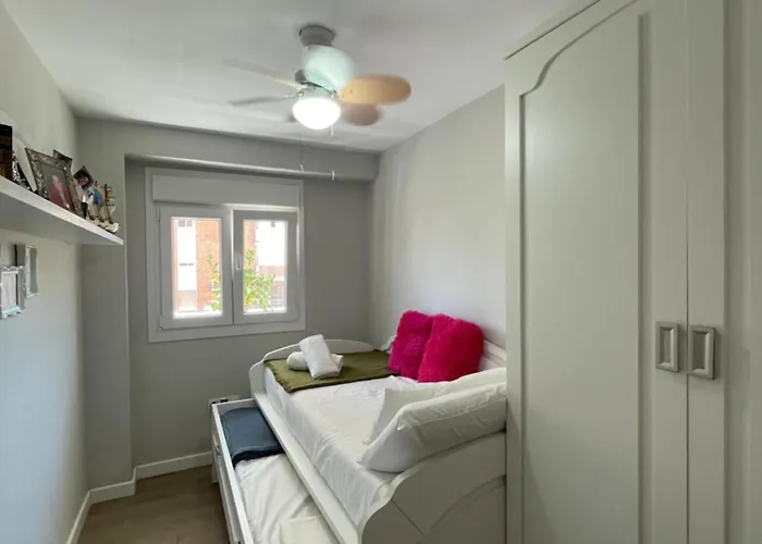 Cozy In Stylish Flat Just Steps From The 홈스테이 카디스