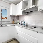 Cozy In Stylish Flat Just Steps From The * קדיז