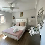 בית אירוח Cozy In Stylish Flat Just Steps From The *